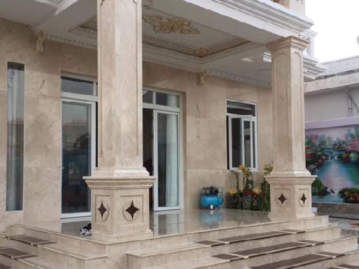 Cột nh&agrave; kết hợp ph&agrave;o chỉ mang lại n&eacute;t đẹp sang trọng, qu&yacute; ph&aacute;i cho kh&ocirc;ng gian