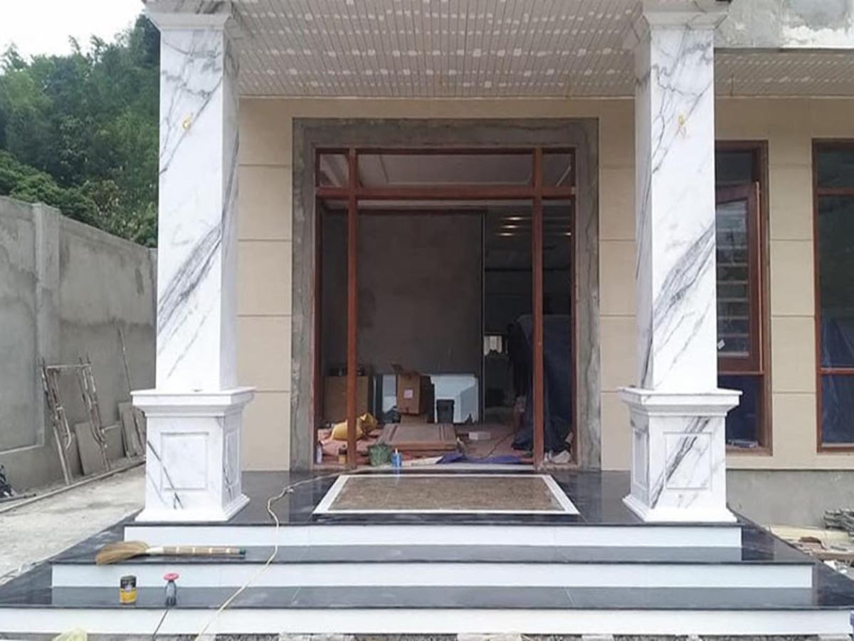 Mẫu cột nh&agrave; ốp đ&aacute; với t&ocirc;ng trắng v&agrave; v&acirc;n m&acirc;y x&aacute;m h&agrave;i h&ograve;a