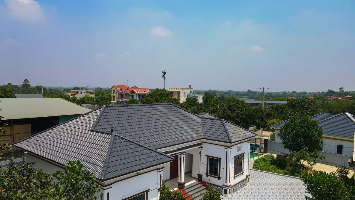 Kiểu m&aacute;i Nhật tạo điểm nhấn tinh tế, nhẹ nh&agrave;ng cho kiểu nh&agrave; chữ U