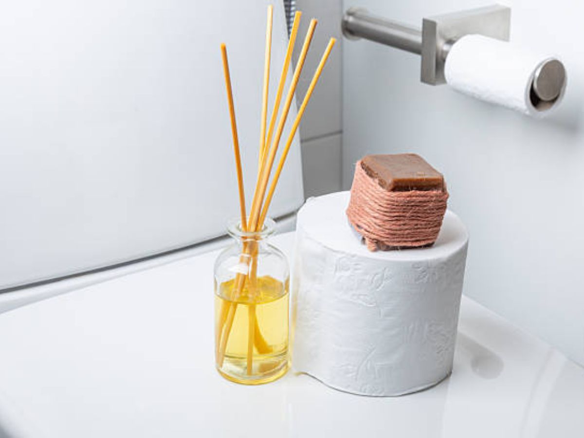 Th&ecirc;m một ch&uacute;t tinh dầu thơm nhẹ nh&agrave;ng sẽ gi&uacute;p toilet c&oacute; m&ugrave;i dễ chịu hơn