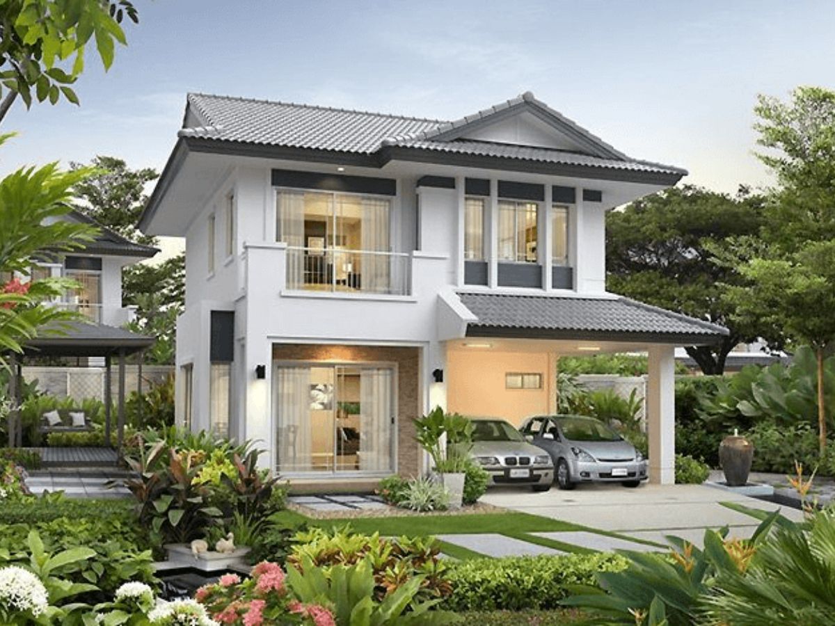 Sử dụng cửa k&iacute;nh lớn cho biệt thự 2 tầng để tạo tầm nh&igrave;n ra kh&ocirc;ng gian s&acirc;n vườn b&ecirc;n ngo&agrave;i