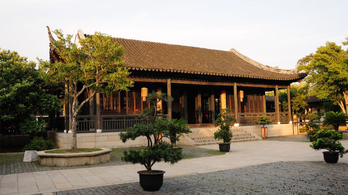 Nh&agrave; gỗ s&acirc;n vườn kiểu truyền thống