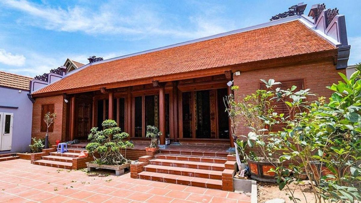 Mẫu nh&agrave; gỗ 3 gian truyền thống với m&aacute;i ng&oacute;i đỏ được l&aacute;t gạch đỏ ở s&acirc;n trước