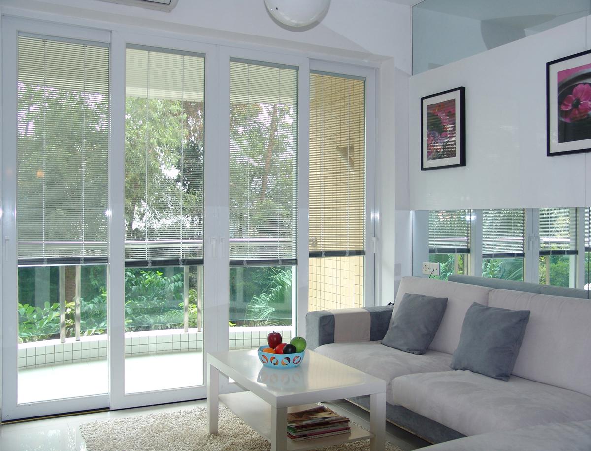 Cửa kính giúp cho không gian phòng khách nhà cấp 4 thêm hiện đại hơn