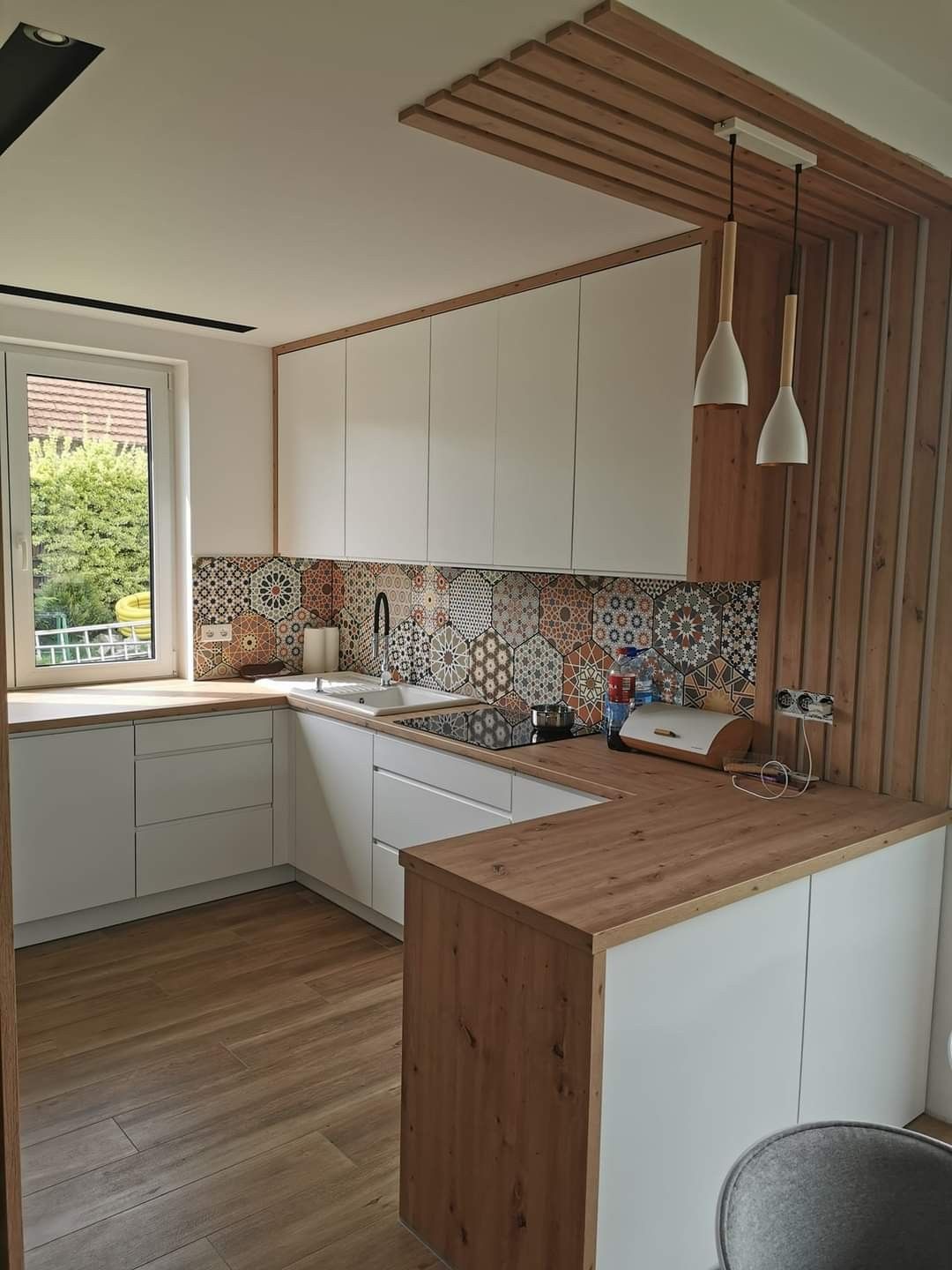 Cửa sổ có màu sắc hài hòa với tủ bếp