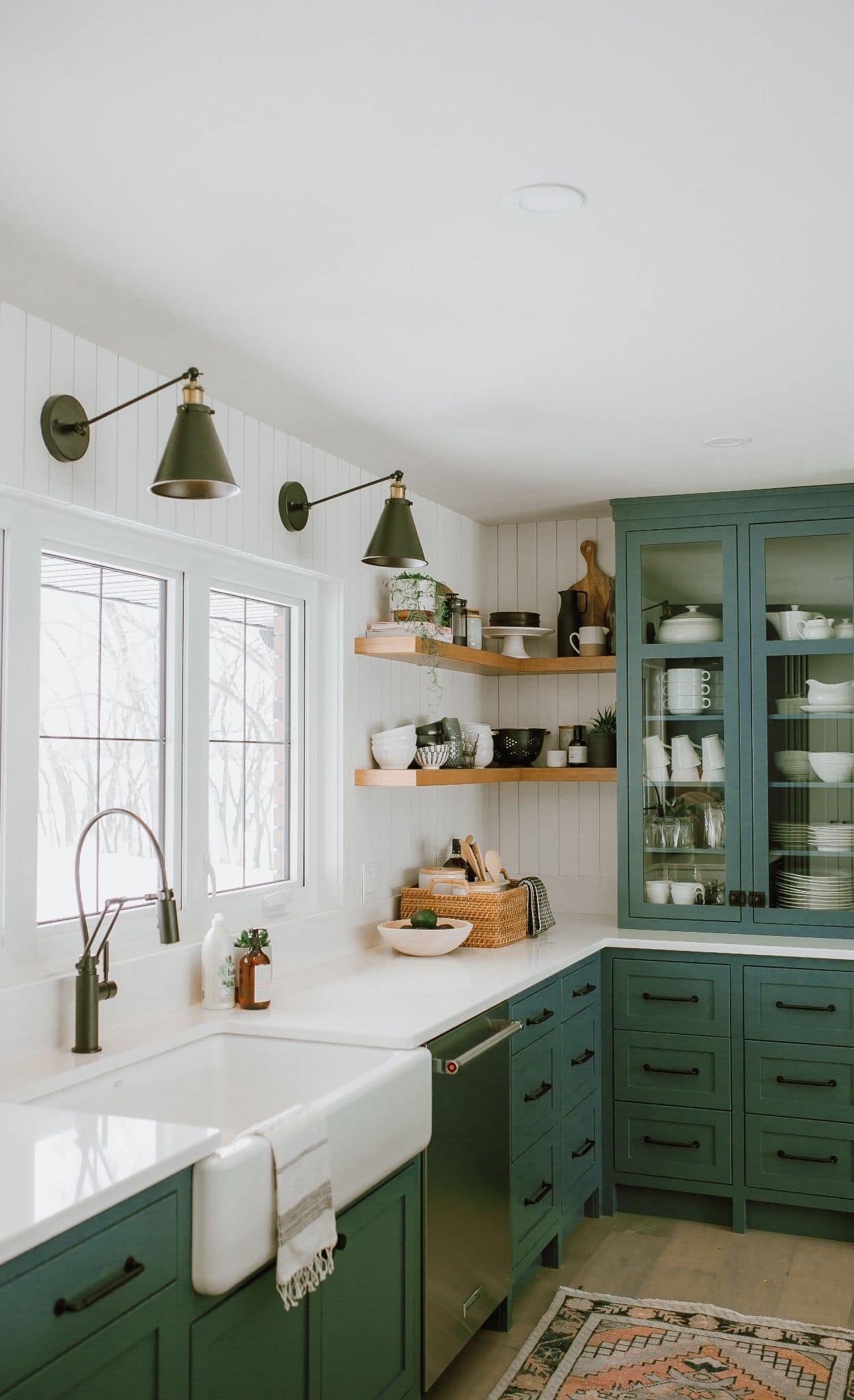 Kích thước cửa sổ nhỏ gọn hài hòa với không gian bếp