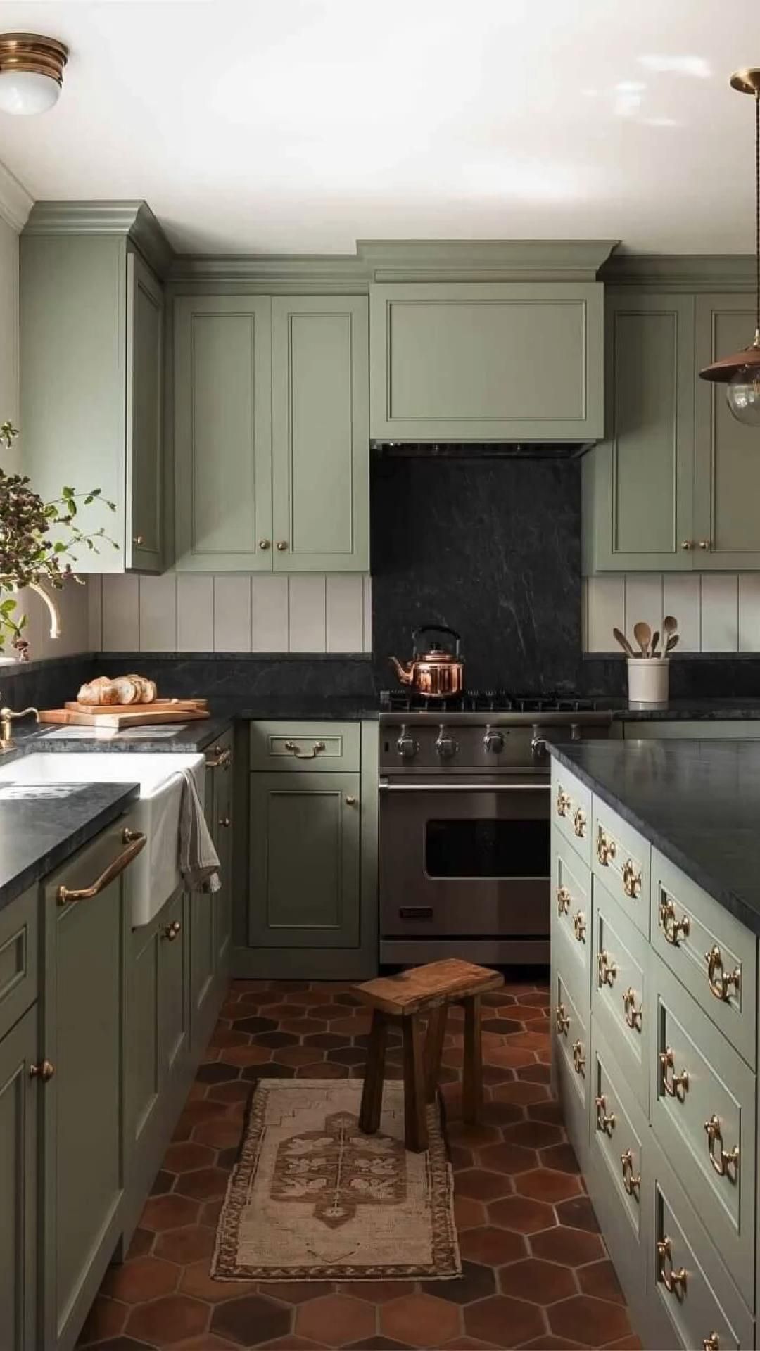 Tủ gỗ treo tường chữ L có không gian trữ đồ rộng