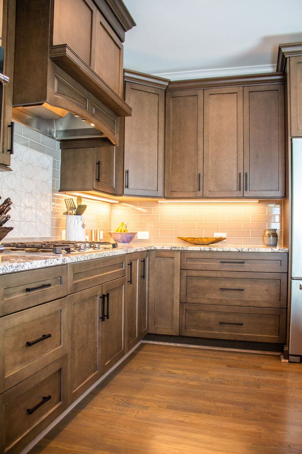 Thiết kế tủ gỗ nối liền sang trọng, ấm áp