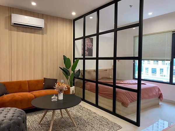 Vách ngăn nhôm kính ngăn phòng khách với phòng ngủ