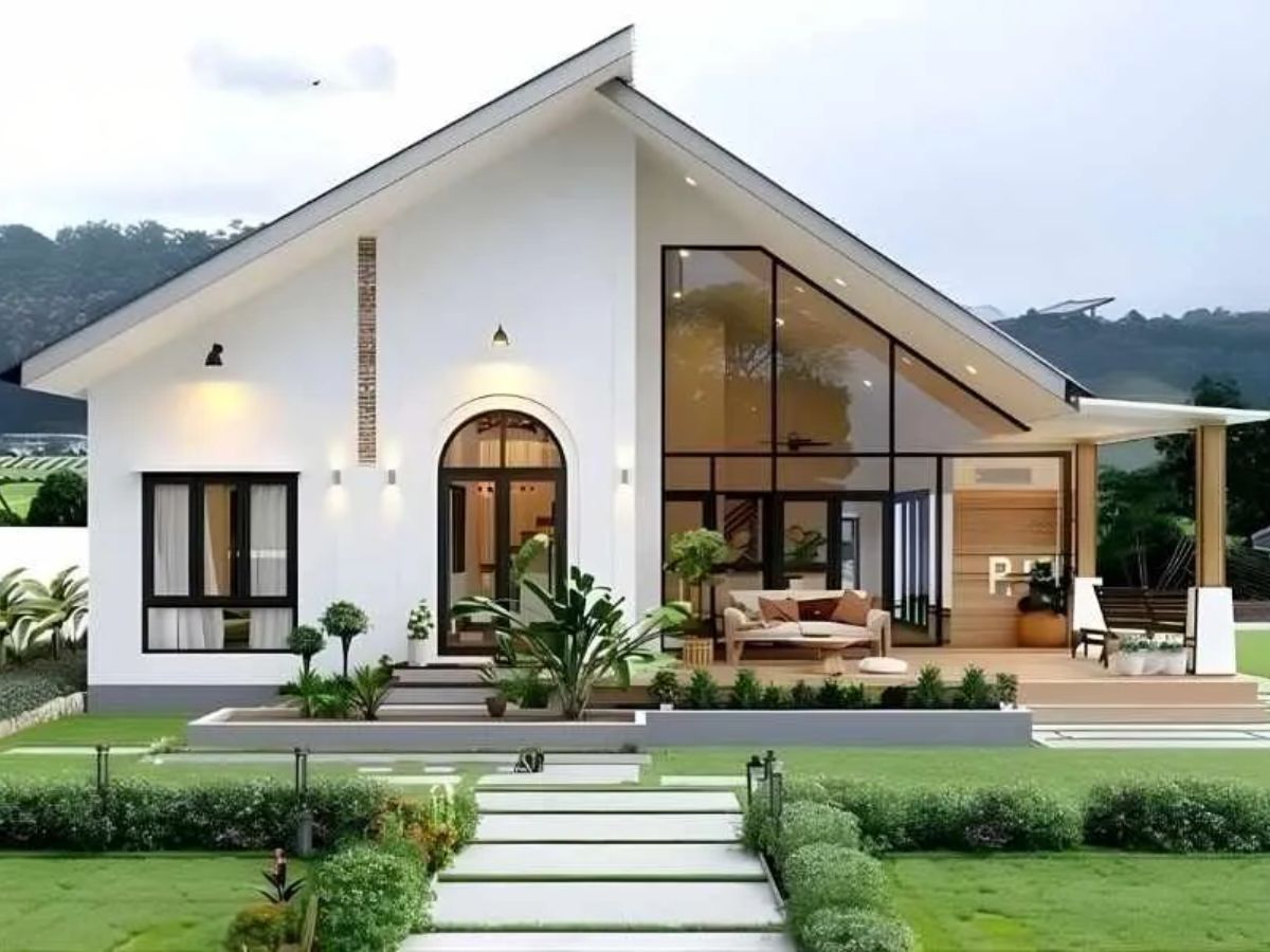 Nh&agrave; m&aacute;i lệch s&acirc;n vườn kết hợp hệ cửa k&iacute;nh lớn gi&uacute;p đ&oacute;n &aacute;nh s&aacute;ng tự nhi&ecirc;n tốt v&agrave; tăng tầm nh&igrave;n