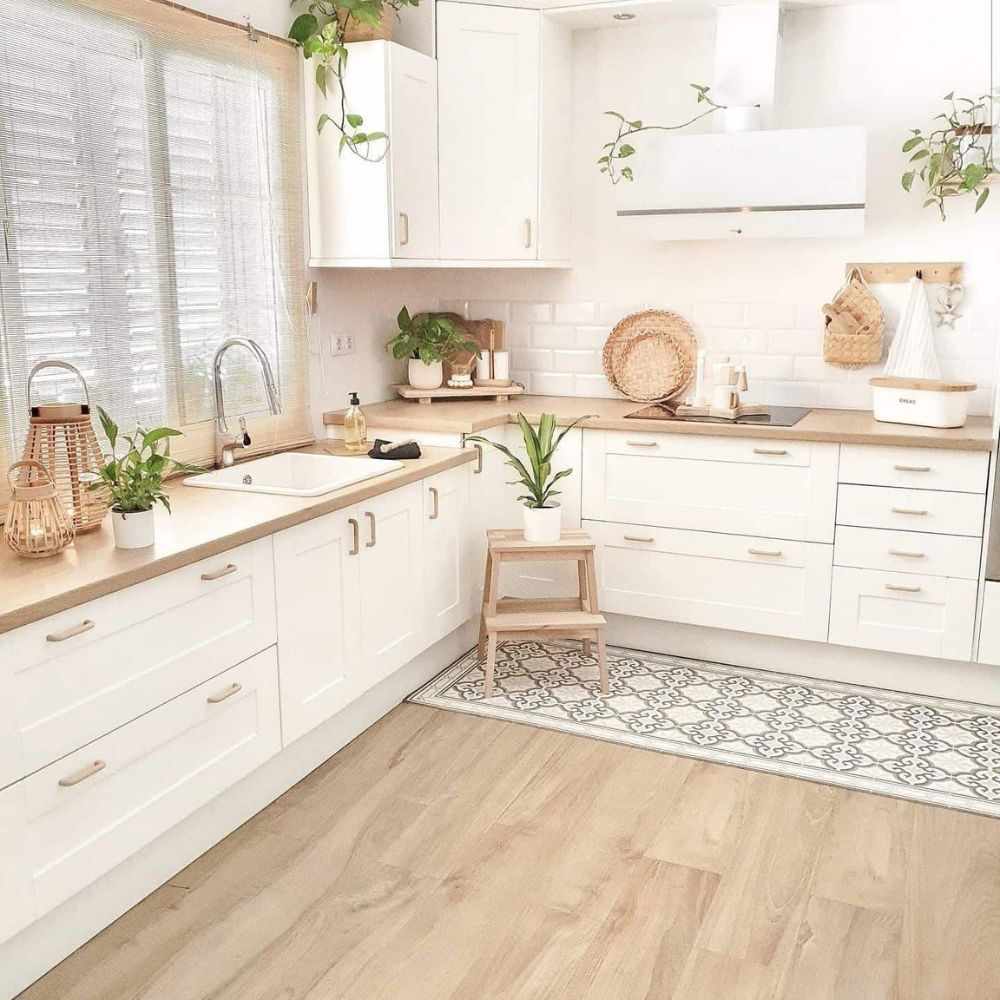 Kết hợp nội thất m&agrave;u trắng v&agrave; s&agrave;n gỗ khi trang tr&iacute; ph&ograve;ng bếp nhỏ