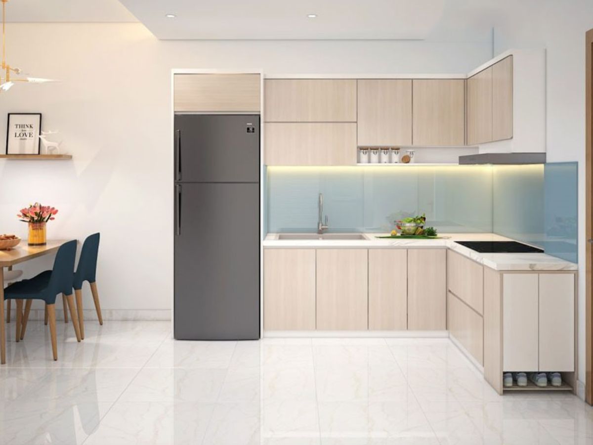 Ph&ograve;ng bếp c&oacute; gam m&agrave;u s&aacute;ng kết hợp hệ thống đ&egrave;n hiện đại