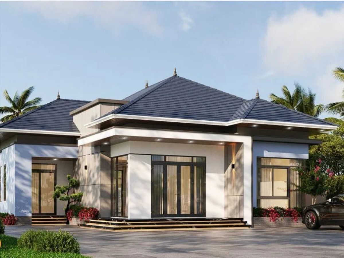 Mặt tiền nh&agrave; cấp 4 sử dụng gam m&agrave;u trung t&iacute;nh với c&aacute;c vật liệu k&iacute;nh, b&ecirc; t&ocirc;ng quen thuộc, kết hợp kh&eacute;o l&eacute;o giữa n&eacute;t kiến tr&uacute;c &Aacute; Đ&ocirc;ng truyền thống v&agrave; hiện đại