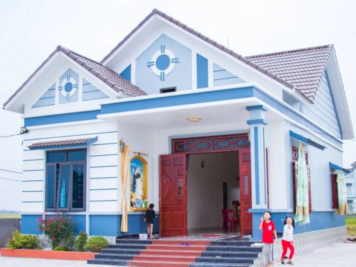Mặt tiền nh&agrave; cấp 4 m&aacute;i Th&aacute;i với gam trắng phối xanh năng động, c&aacute; t&iacute;nh