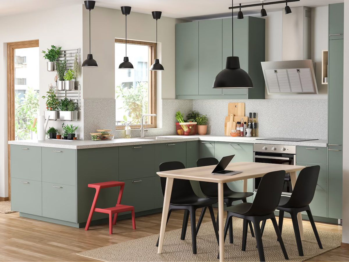 Nh&agrave; bếp 8m2 c&oacute; cửa sổ tho&aacute;ng m&aacute;t