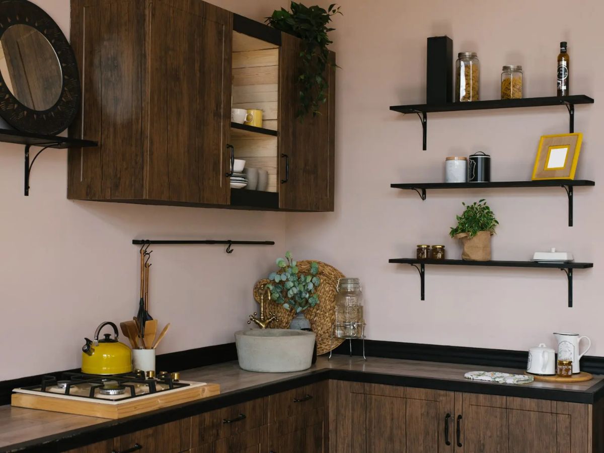 G&oacute;c bếp nhỏ mộc mạc với tủ bếp gỗ kết hợp c&aacute;c chậu c&acirc;y xanh nhỏ