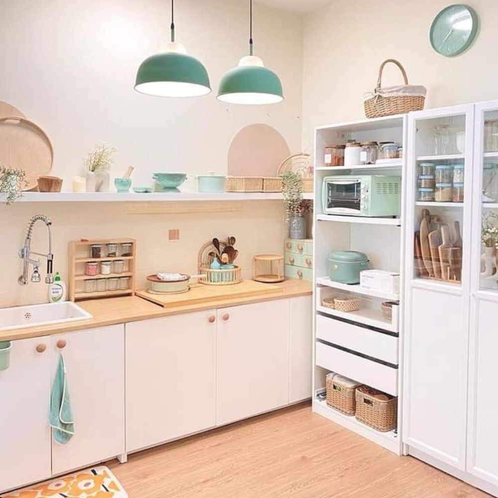Mẫu ph&ograve;ng bếp nhỏ phối m&agrave;u bắt mắt với đ&egrave;n trang tr&iacute; ấn tượng