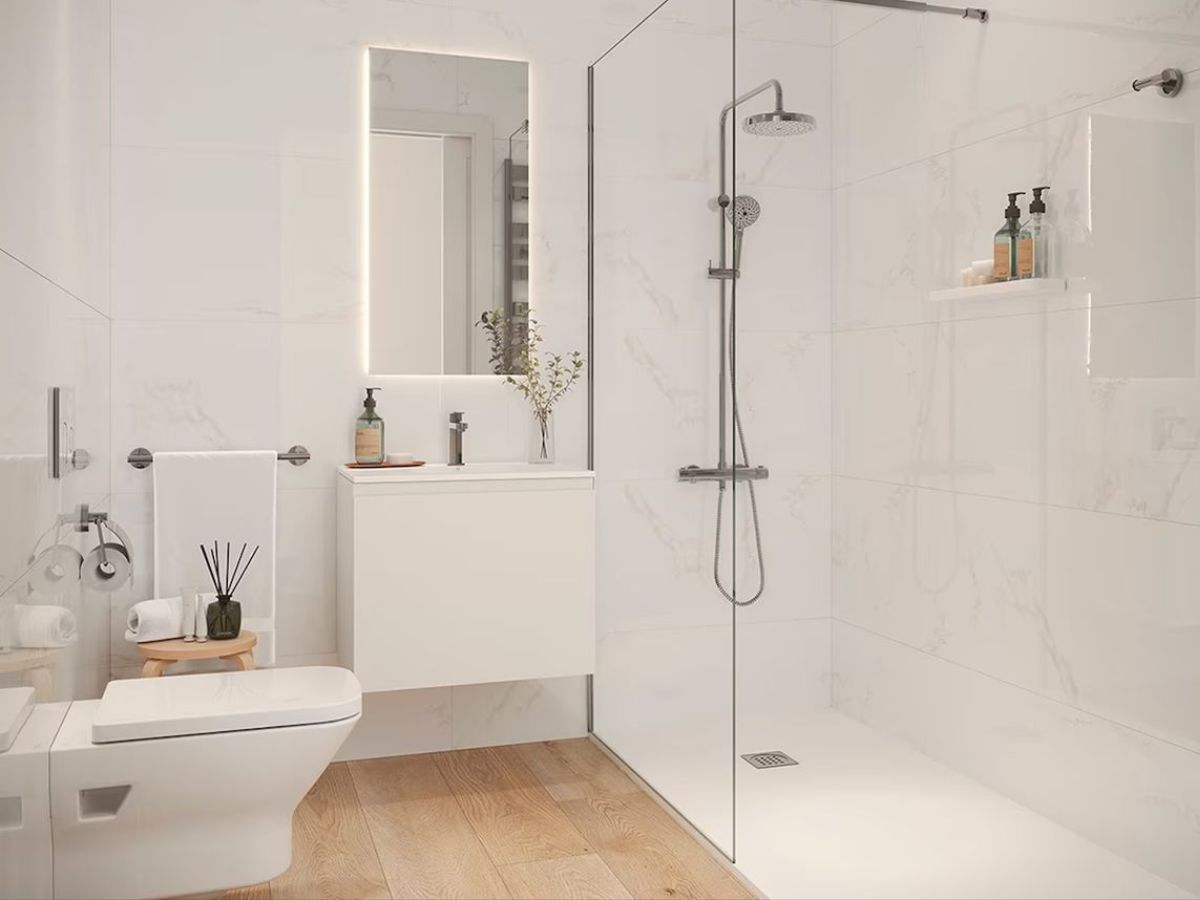 Sử dụng bồn cầu treo tường, tủ lavabo cỡ nhỏ gi&uacute;p tối ưu kh&ocirc;ng gian ph&ograve;ng tắm 4m2
