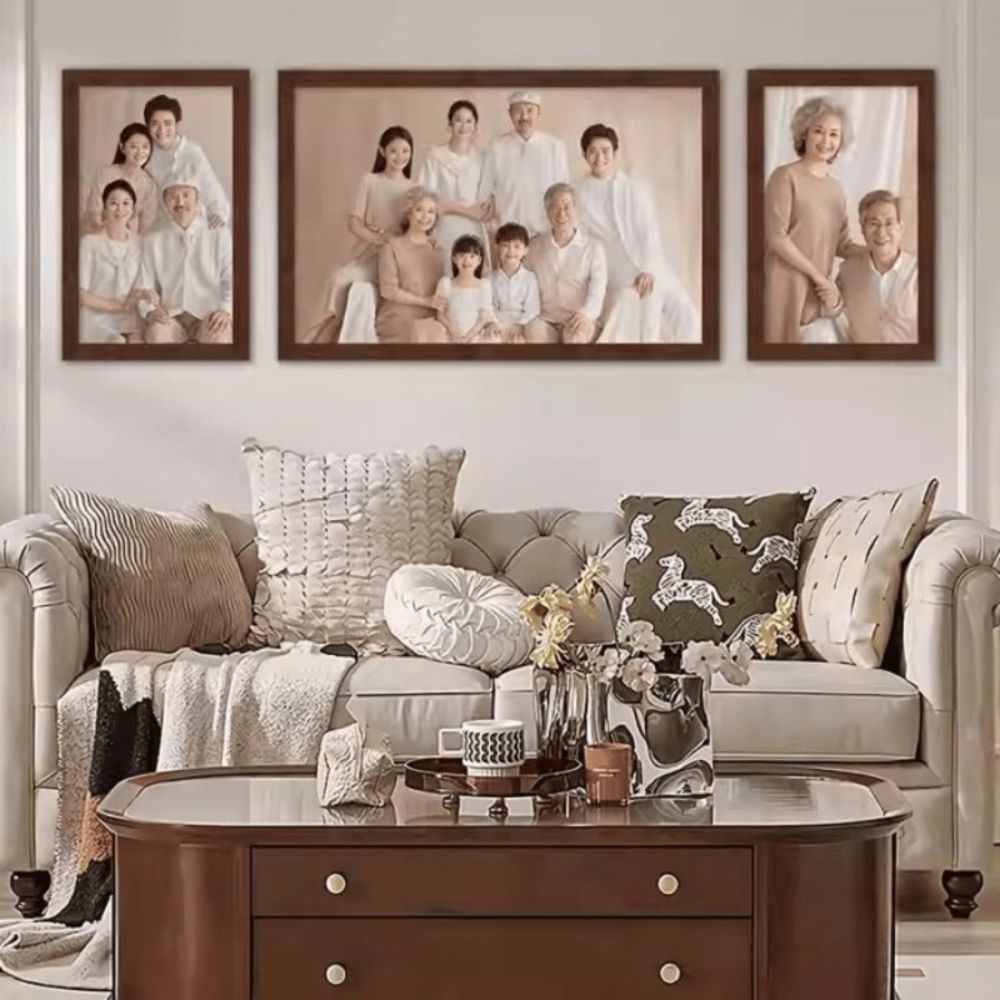 Bố tr&iacute; một v&agrave;i khung ảnh lớn l&agrave;m điểm nhấn cho ph&ograve;ng kh&aacute;ch