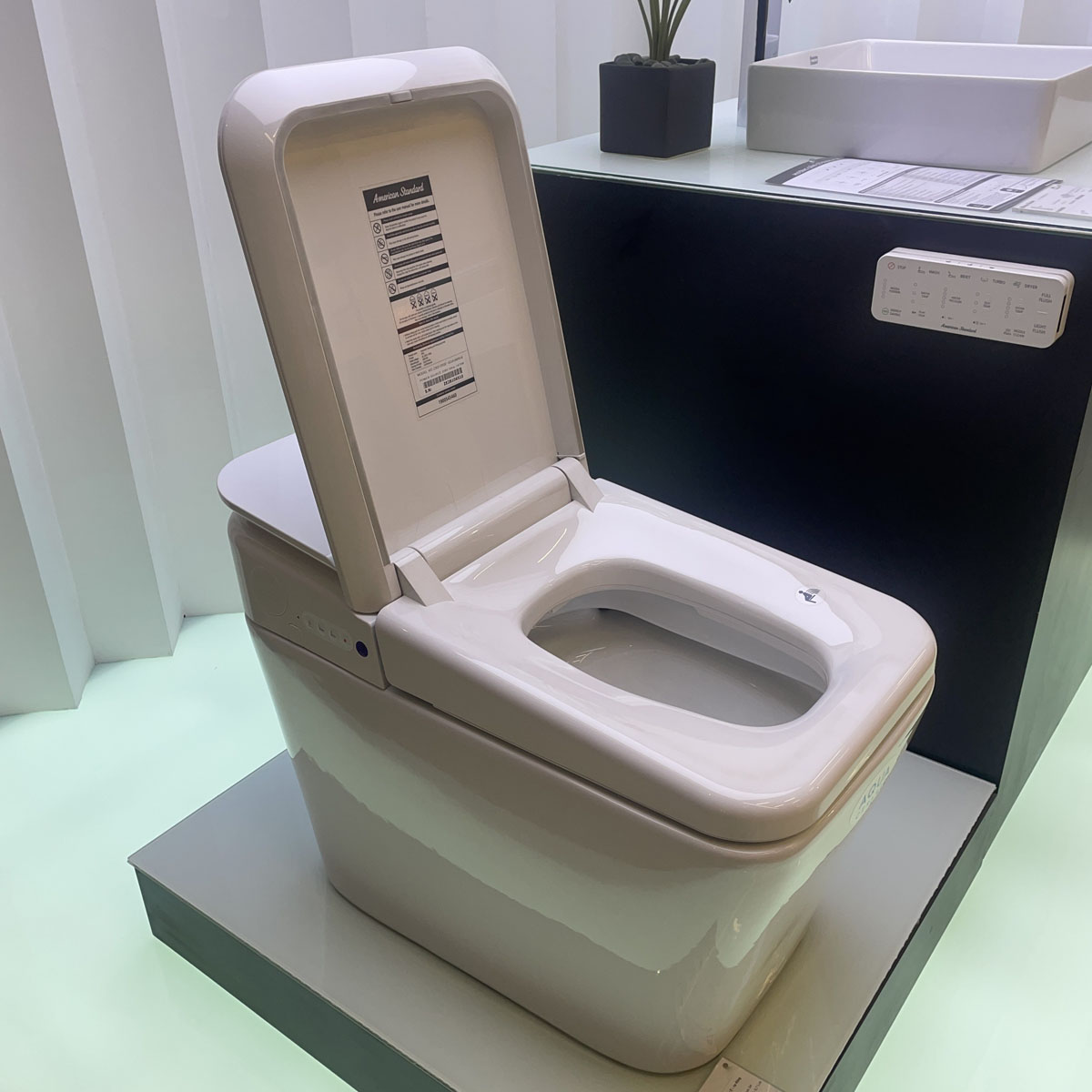 Bồn cầu điện tử thông minh American Standard KP-8312 (KP8312) dòng PLAT