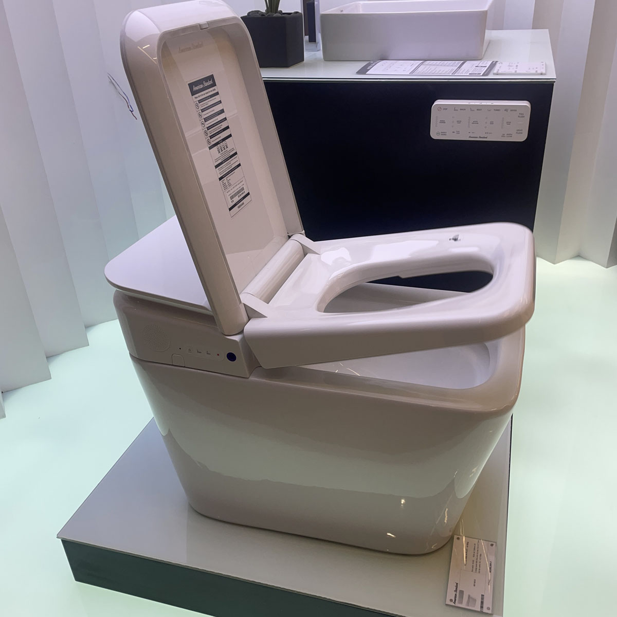 Bồn cầu điện tử thông minh American Standard KP-8312 (KP8312) dòng PLAT