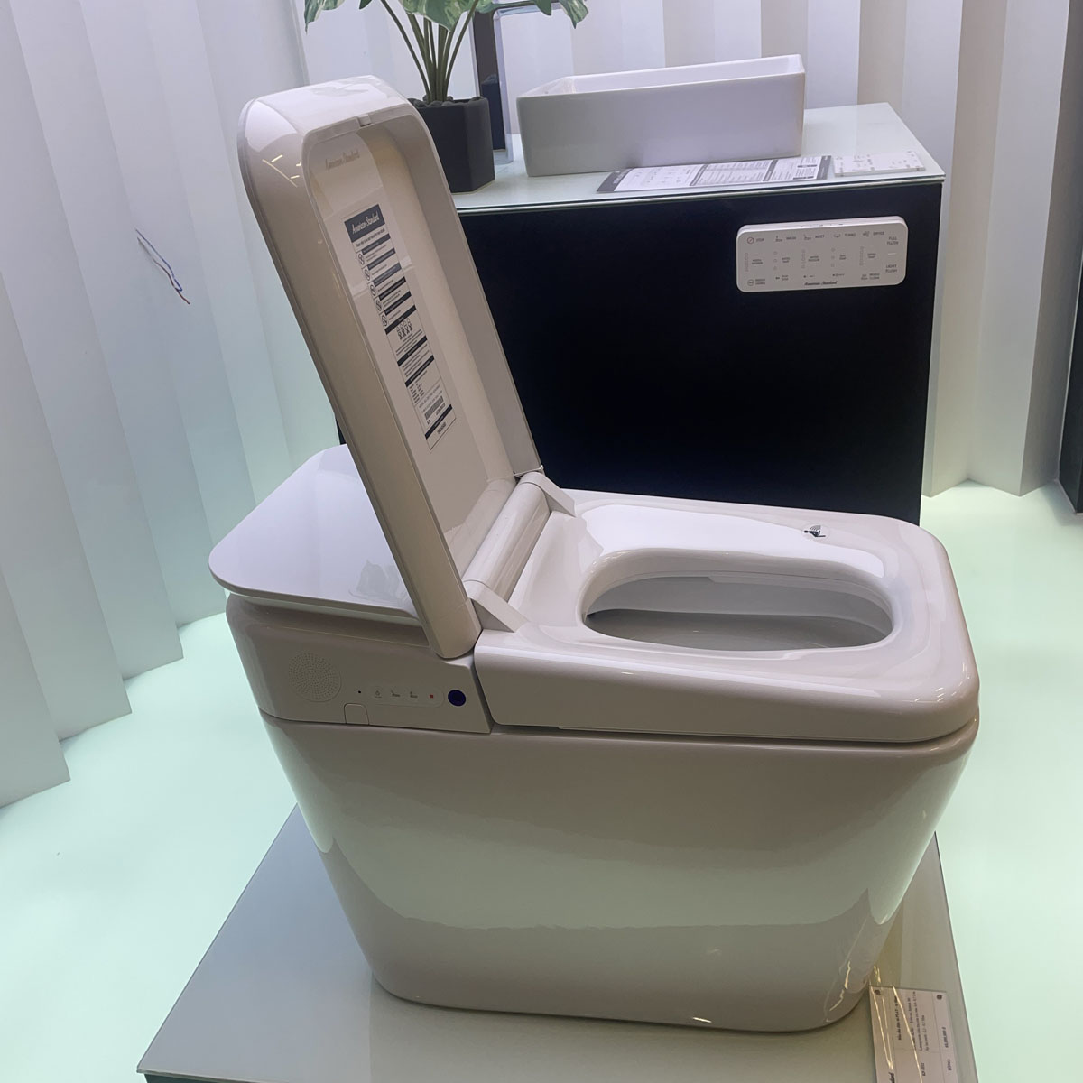 Bồn cầu điện tử thông minh American Standard KP-8312 (KP8312) dòng PLAT