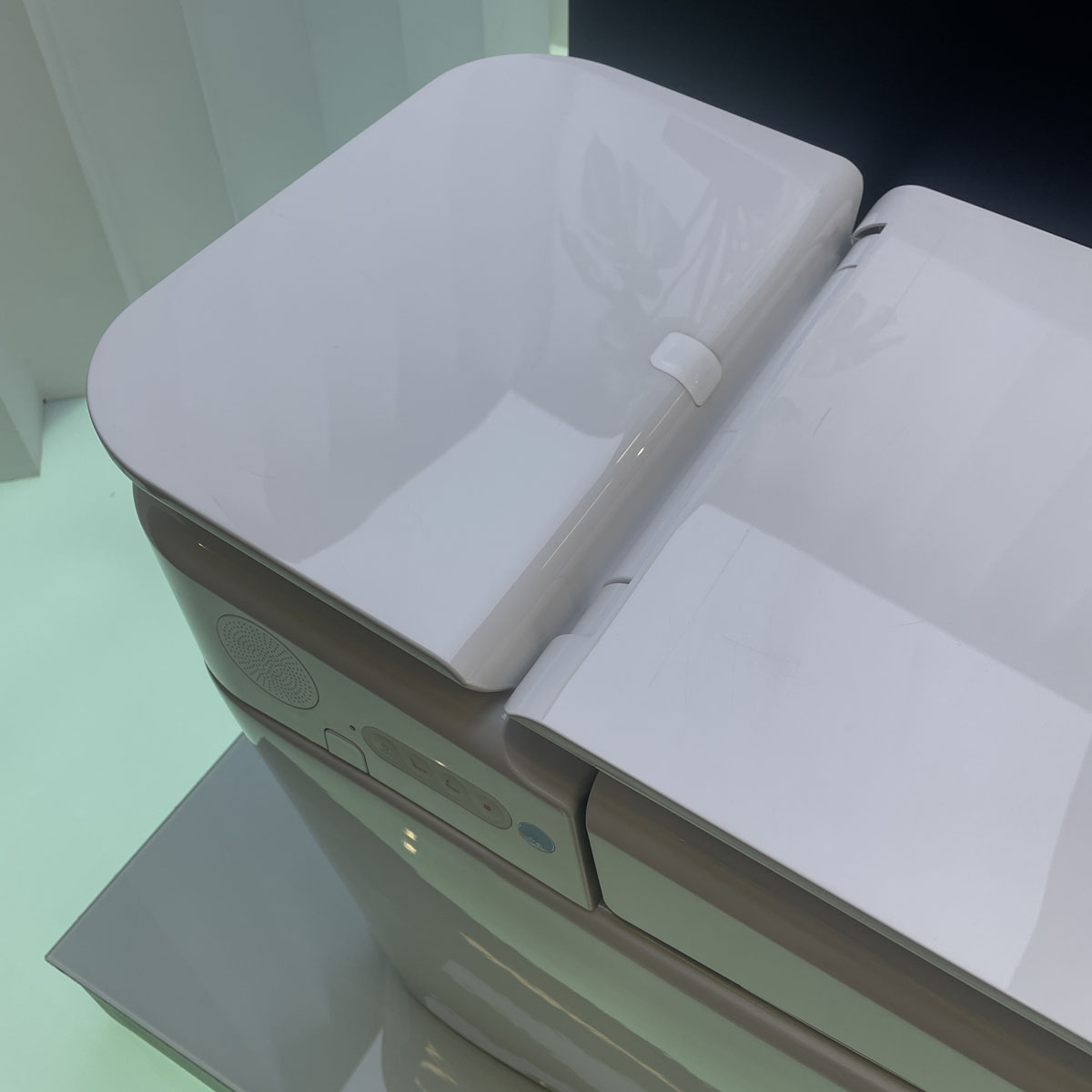 Bồn cầu điện tử thông minh American Standard KP-8312 (KP8312) dòng PLAT