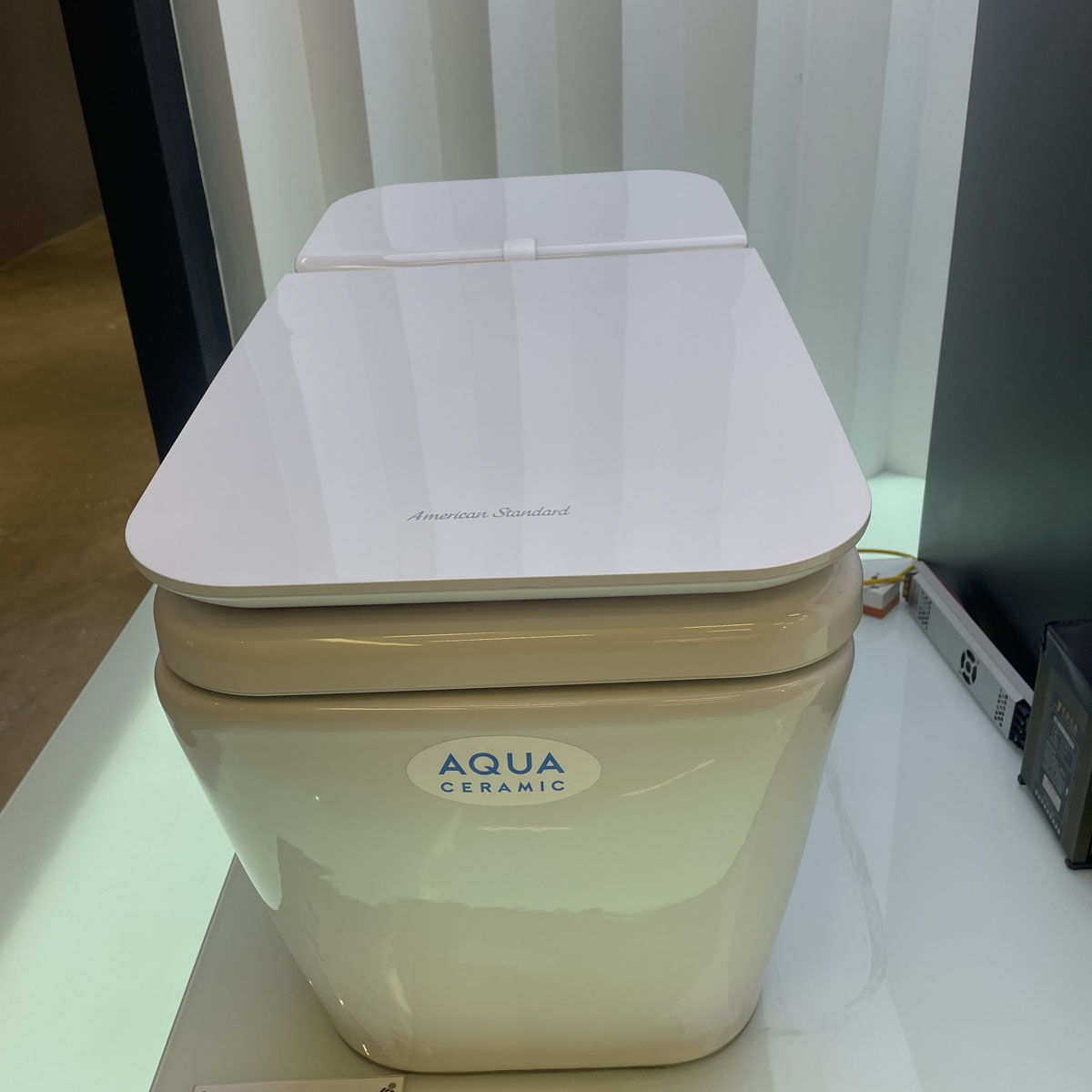 Bồn cầu điện tử thông minh American Standard KP-8312 (KP8312) dòng PLAT