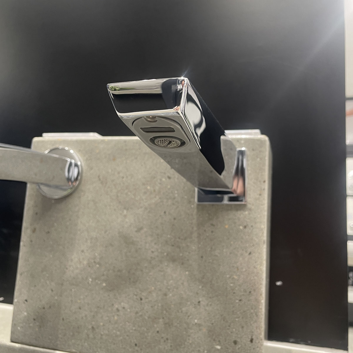 Vòi lavabo cảm ứng gắn tường American Standard WF-8511 (WF8511)