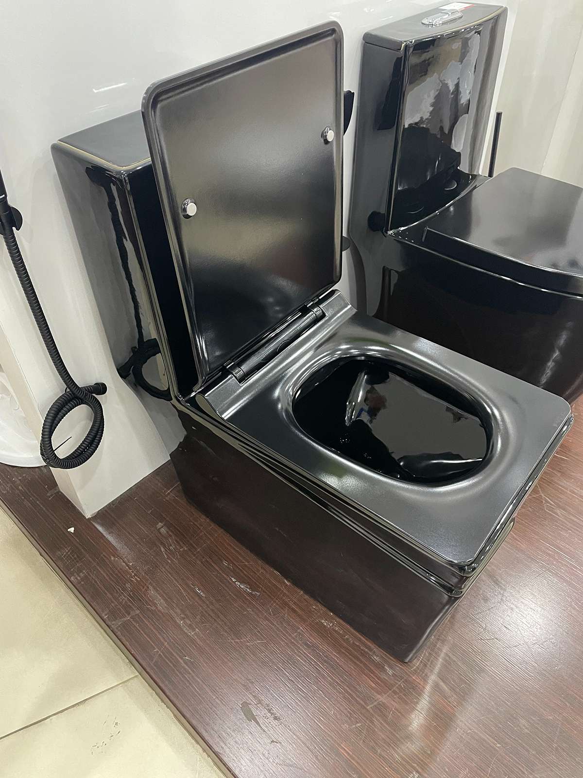 Bồn cầu 1 khối ATMOR AT295B màu đen nắp êm