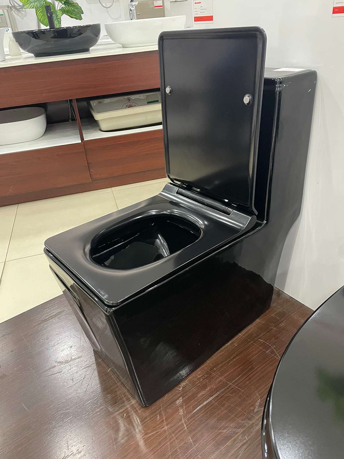 Bồn cầu 1 khối ATMOR AT295B màu đen nắp êm