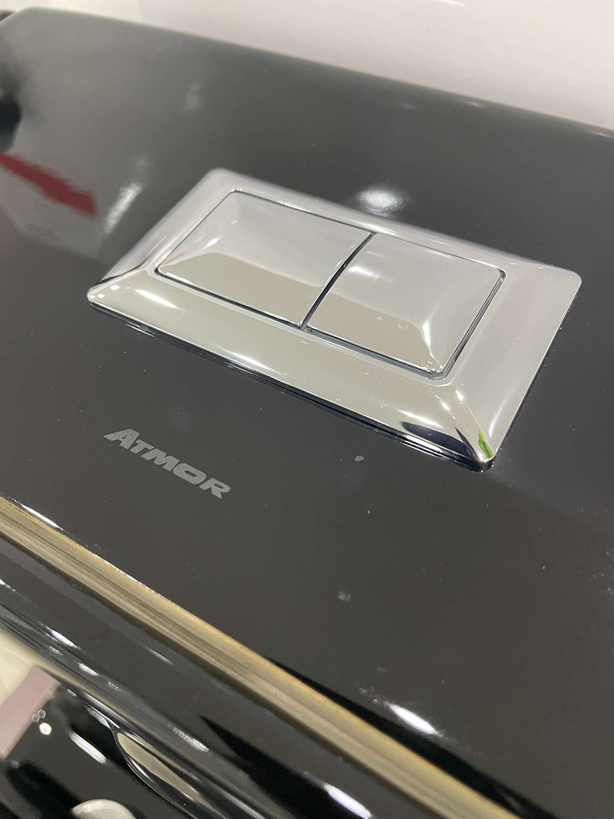 Bồn cầu 1 khối ATMOR AT295B màu đen nắp êm