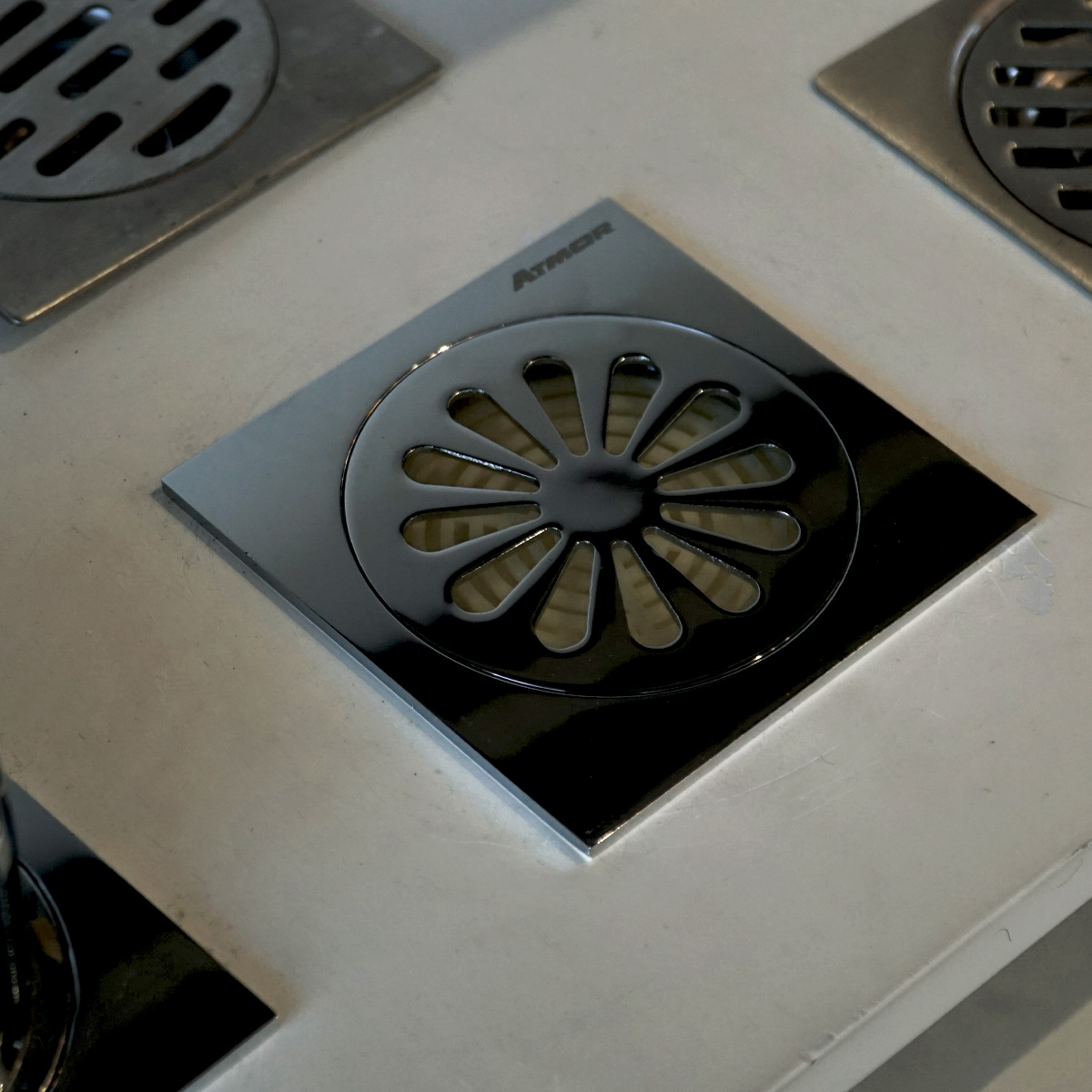 Phễu thoát sàn 10x10cm ATMOR AH030