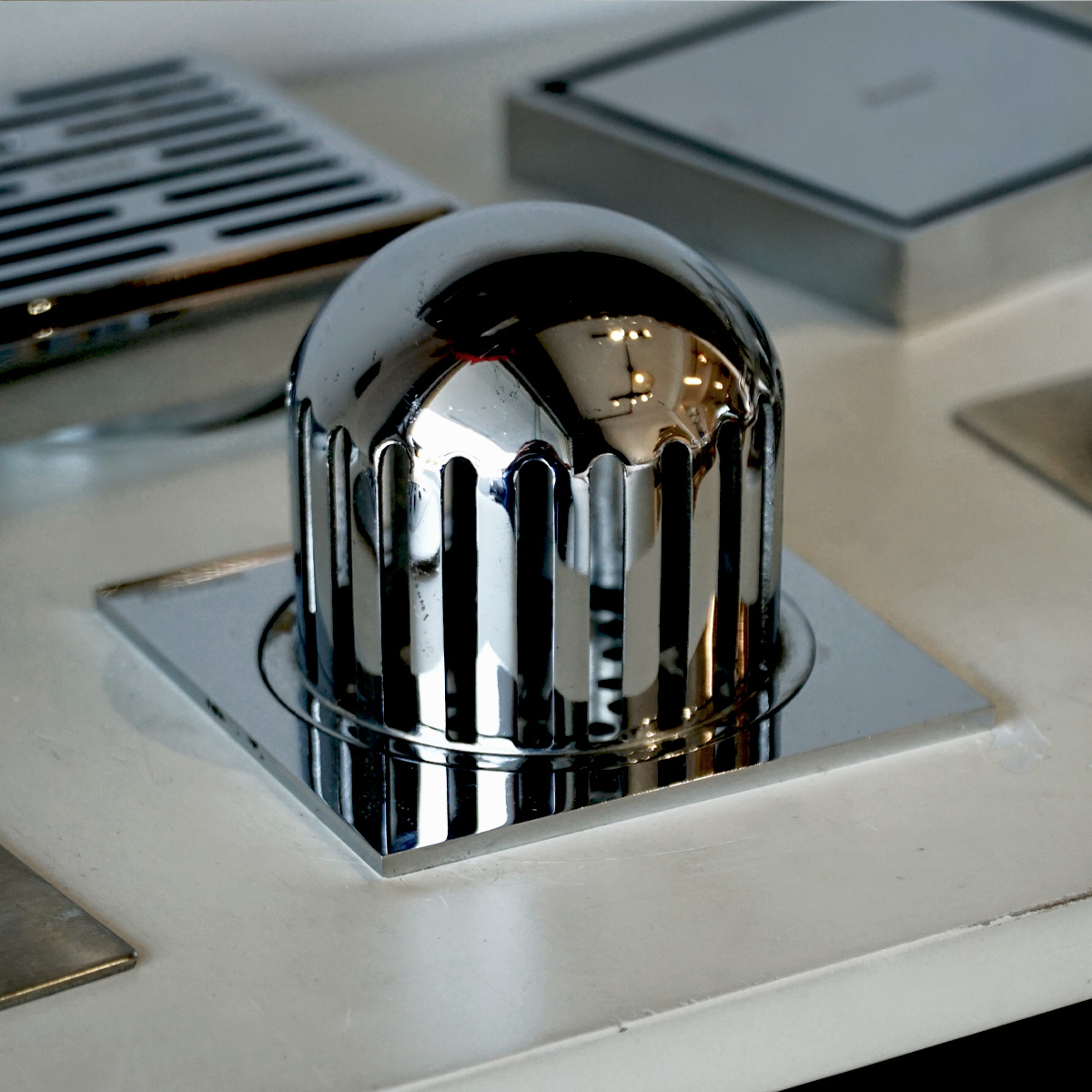 Phễu thoát sàn 10x10cm ATMOR AH099