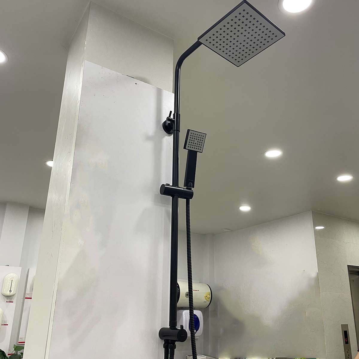 Sen tắm cây đứng ATMOR AT22030-BK (AT22030BK)