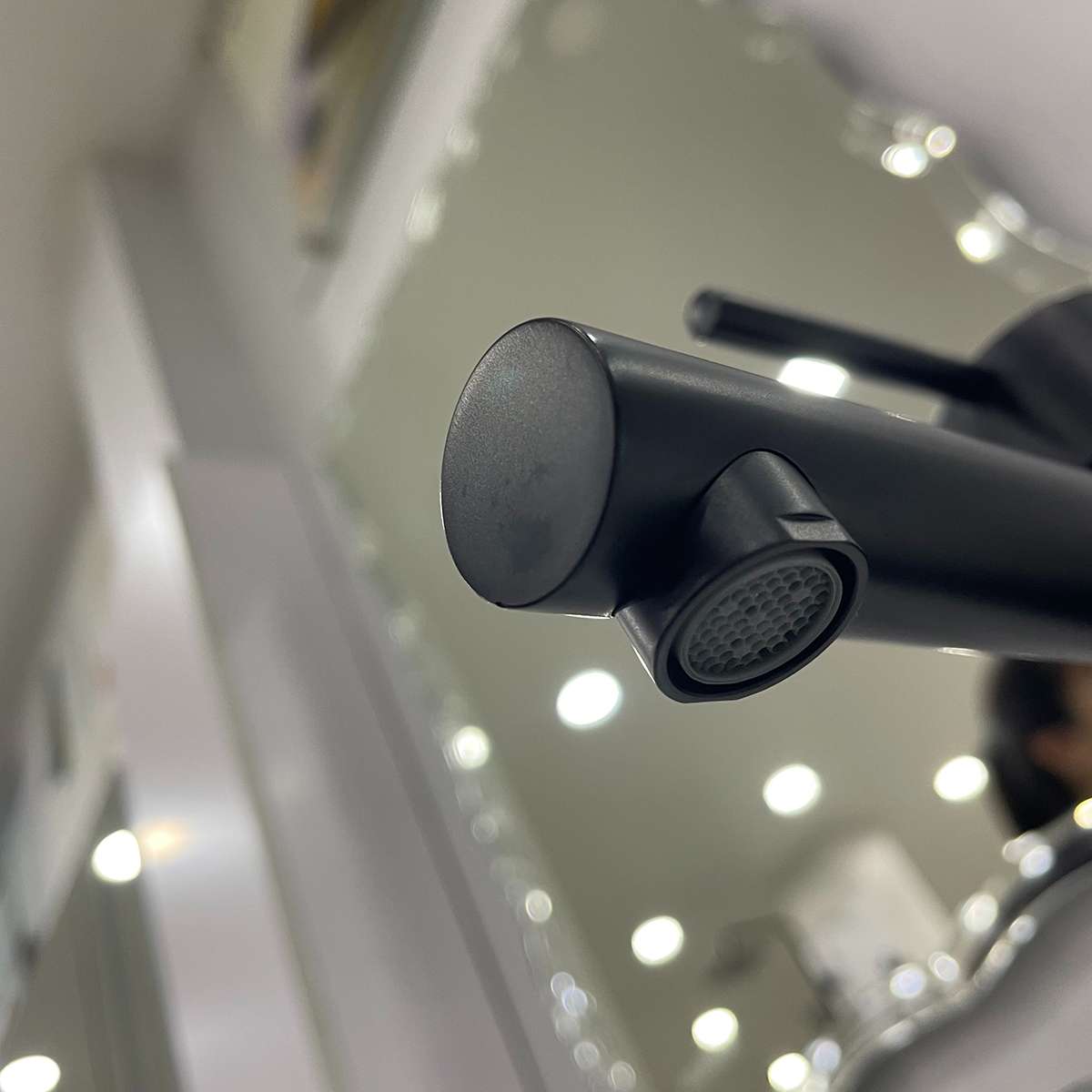 Vòi lavabo nóng lạnh Atmor AT110098SH