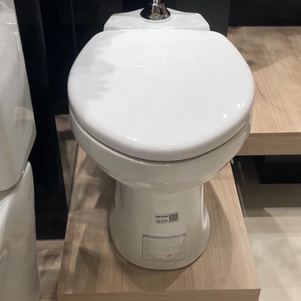 Bồn cầu đặt sàn nắp thường kèm van xả tay gạt Caesar CP1333+BF521A