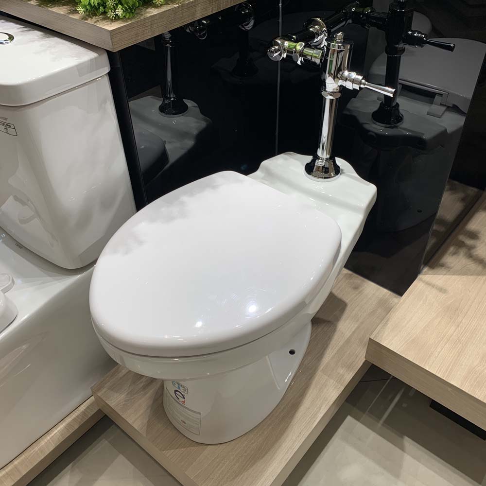 Bồn cầu đặt sàn Caesar CP1333 nắp thường (van xả trực tiếp)