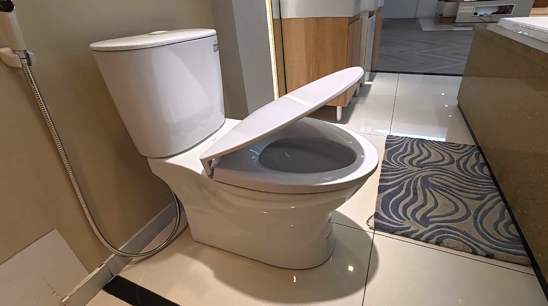 Bồn cầu 2 khối Caesar CD1320 nắp đóng êm