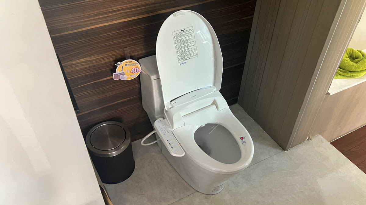 Bồn cầu 1 khối nắp điện tử Caesar C1356F + TAF400H (CD1356+TAF400H)