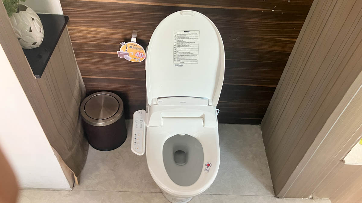 Bồn cầu 1 khối nắp điện tử Caesar C1356F + TAF400H (CD1356+TAF400H)