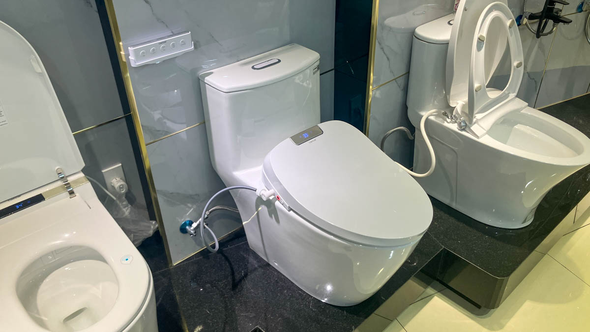 Bồn cầu 1 khối nắp điện tử Caesar C1363F+TAF610H