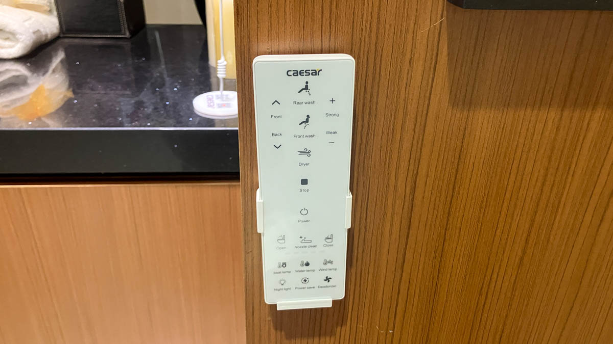 Bồn cầu 1 khối nắp điện tử Caesar C1394F + TAF512H (CD1394+TAF512H)