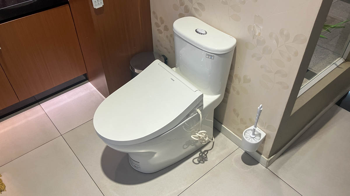 Bồn cầu 1 khối nắp điện tử Caesar C1394F + TAF512H (CD1394+TAF512H)
