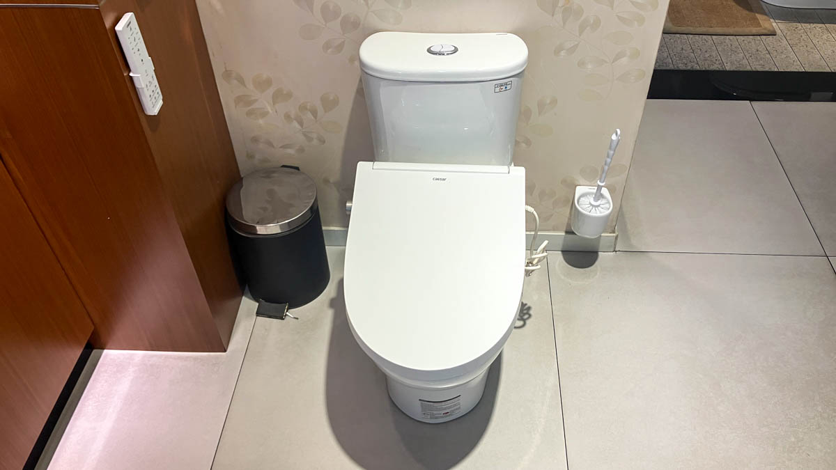 Bồn cầu 1 khối nắp điện tử Caesar C1394F + TAF512H (CD1394+TAF512H)