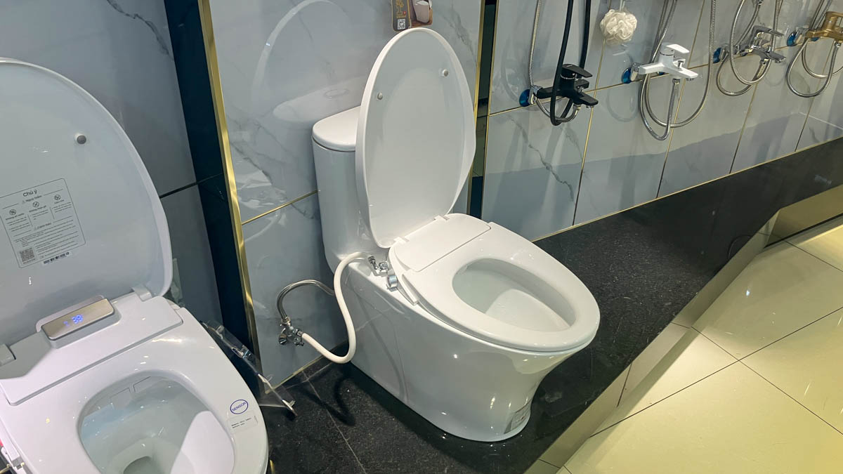 Bồn cầu 1 khối nắp rửa cơ Caesar C1395F + TAF060 (CD1395+TAF060)