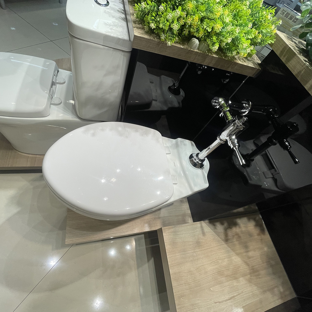 Bồn cầu đặt sàn Caesar CP1333 nắp thường (van xả trực tiếp)