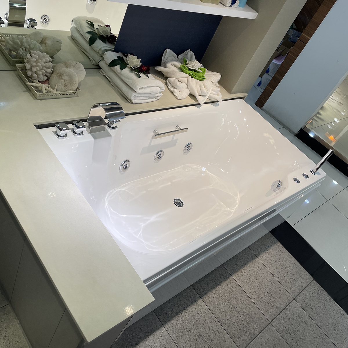 Bồn tắm xây 1m7 massage Caesar MT0870A