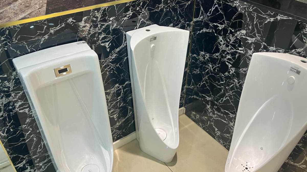 Bồn tiểu đứng thoát xuống sàn Caesar U0239