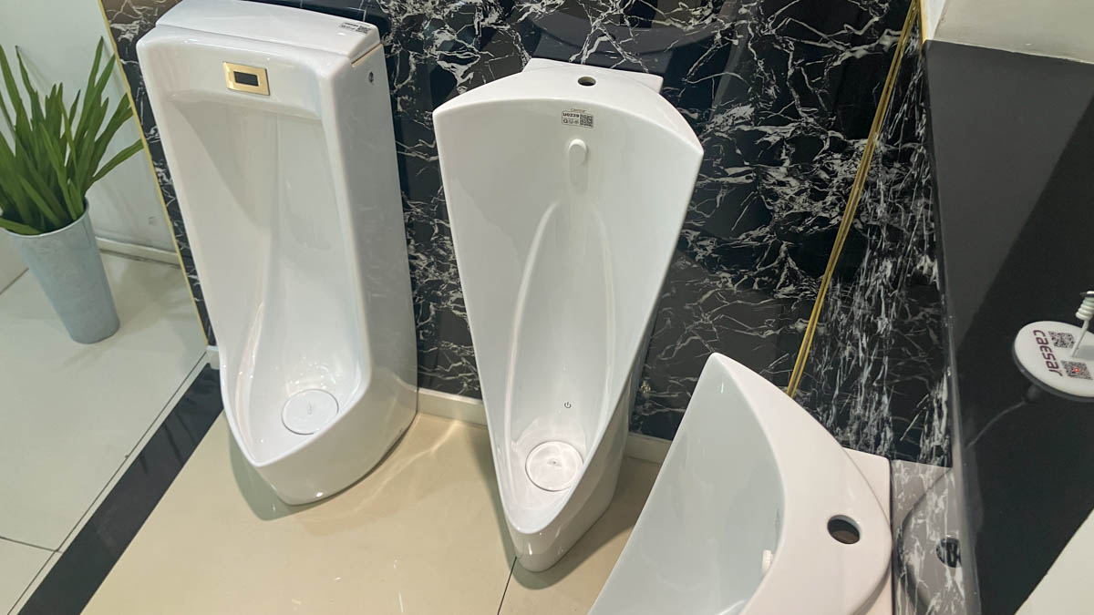 Bồn tiểu đứng thoát xuống sàn Caesar U0239